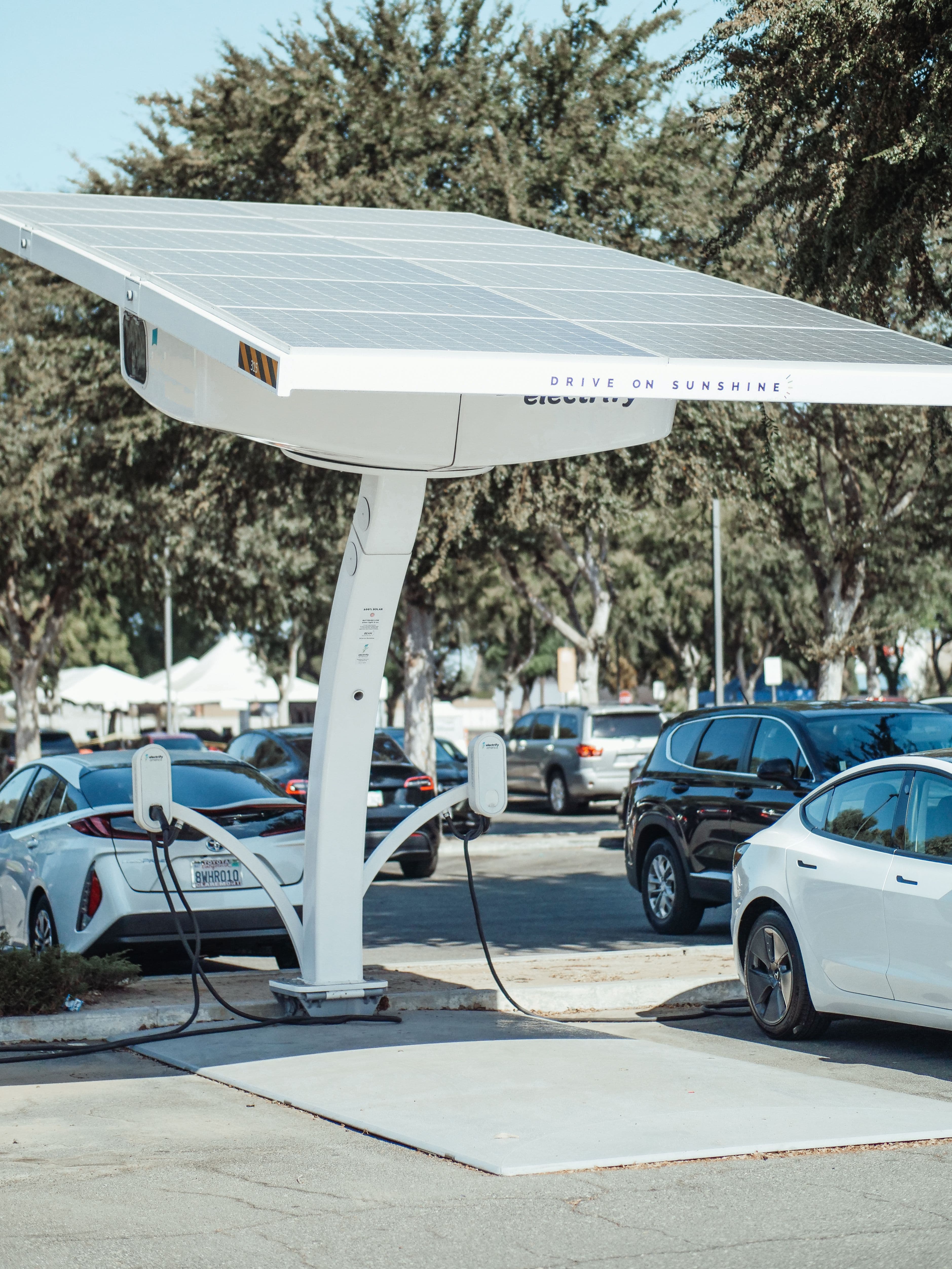 Hybrid solar installation with inverter and batteries